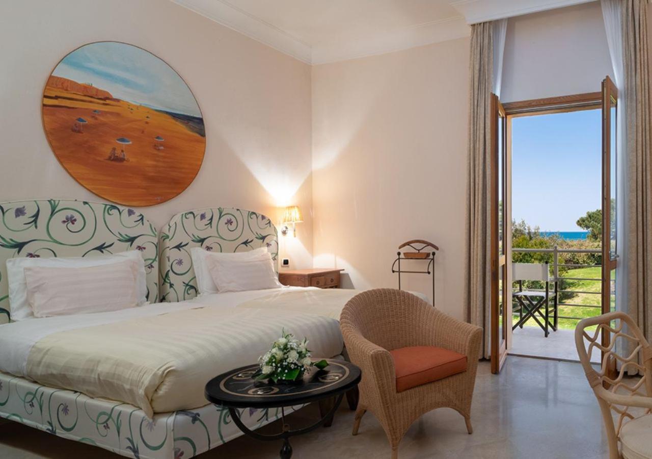 Quarto Triplo Superior com Vista Parcial do Mar